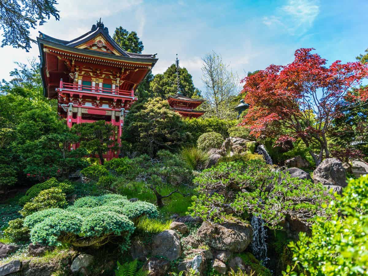 Picturesque view of the Japanese Tea Garden in San Francisco, featuring traditional Japanese architectural elements. This garden is a peaceful retreat and a beautiful thing to do in San Francisco, inviting visitors to enjoy its tranquil beauty.