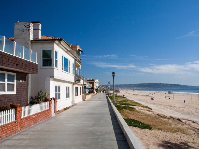 How to Enjoy This Glamorous US Beach Spot Without Spending Money