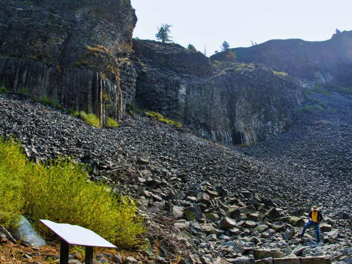 The dramatic basalt columns rising from the rocky terrain at Column of the Giants evoke the stunning volcanic formations of Reynisfjara Beach in Iceland.